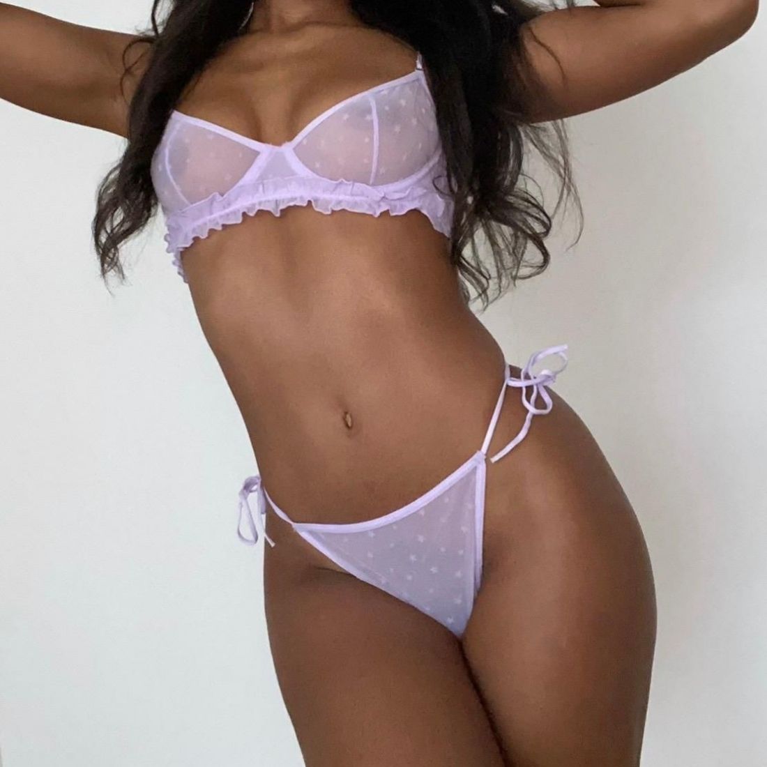 Silhouette féminine sensuelle - nouvelle masseuse et escort girls à Genève