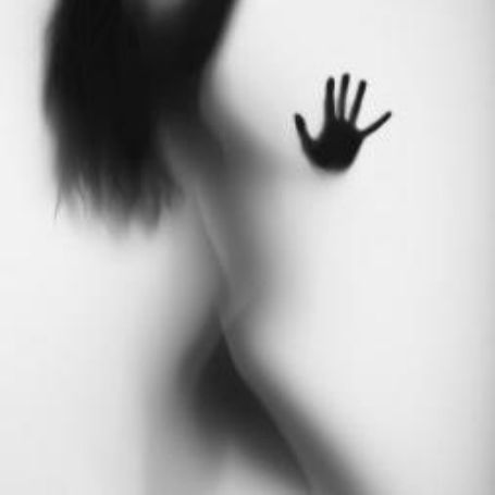 Silhouette féminine sensuelle - nouvelle masseuse à Genève