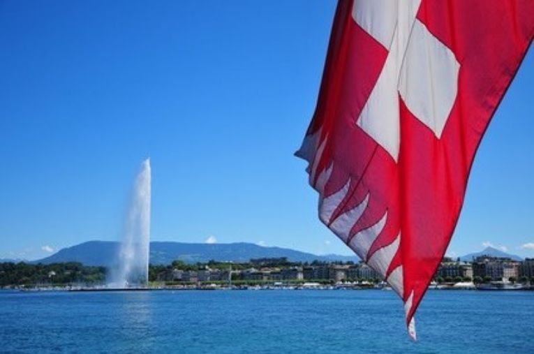 Vue du Jet d'Eau de Genève avec drapeau Suisse